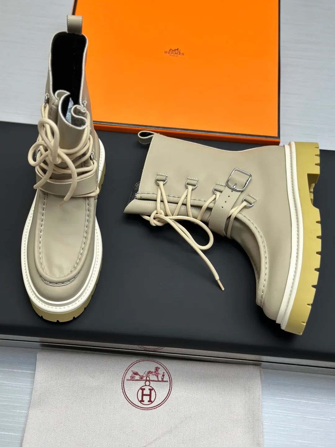 👟👟Ex-factory price 820👟👟 Hermes Martin boots fe new arrival~ Autumn and winter new Bouncing Martin boots casual shoes, the most comfortable shoes from Hermès, no one else⃣️, very light on the feet and good-looking, you will not feel tired when you go shopping and running around👍 The cowhide stitching feels good, very beautiful and versatile, very light and comfortable Hermès GD9321 is perfect for both sports and leisure. It feels great when you step on it! ✔️Fabric: Imported cowhide ✔️Inner lining: Imported silk sheepskin for lining insoles ✔️Outsole: Seamless combination of IP+TPU (multi-color letters) German technology irradiation machine ✔️Size: #35-40 code 🎁Top quality, simultaneous full set of packaging